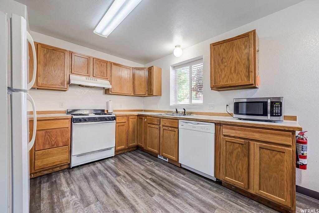 Full kitchen with gas range and appliances